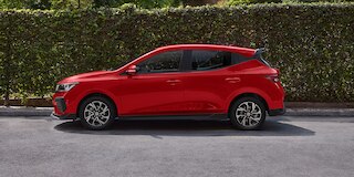  Imagen lateral Chevrolet Aveo Hatchback 2025, nuevo auto compacto 4 puertas con rines de 15 pulgadas en aluminio bitono