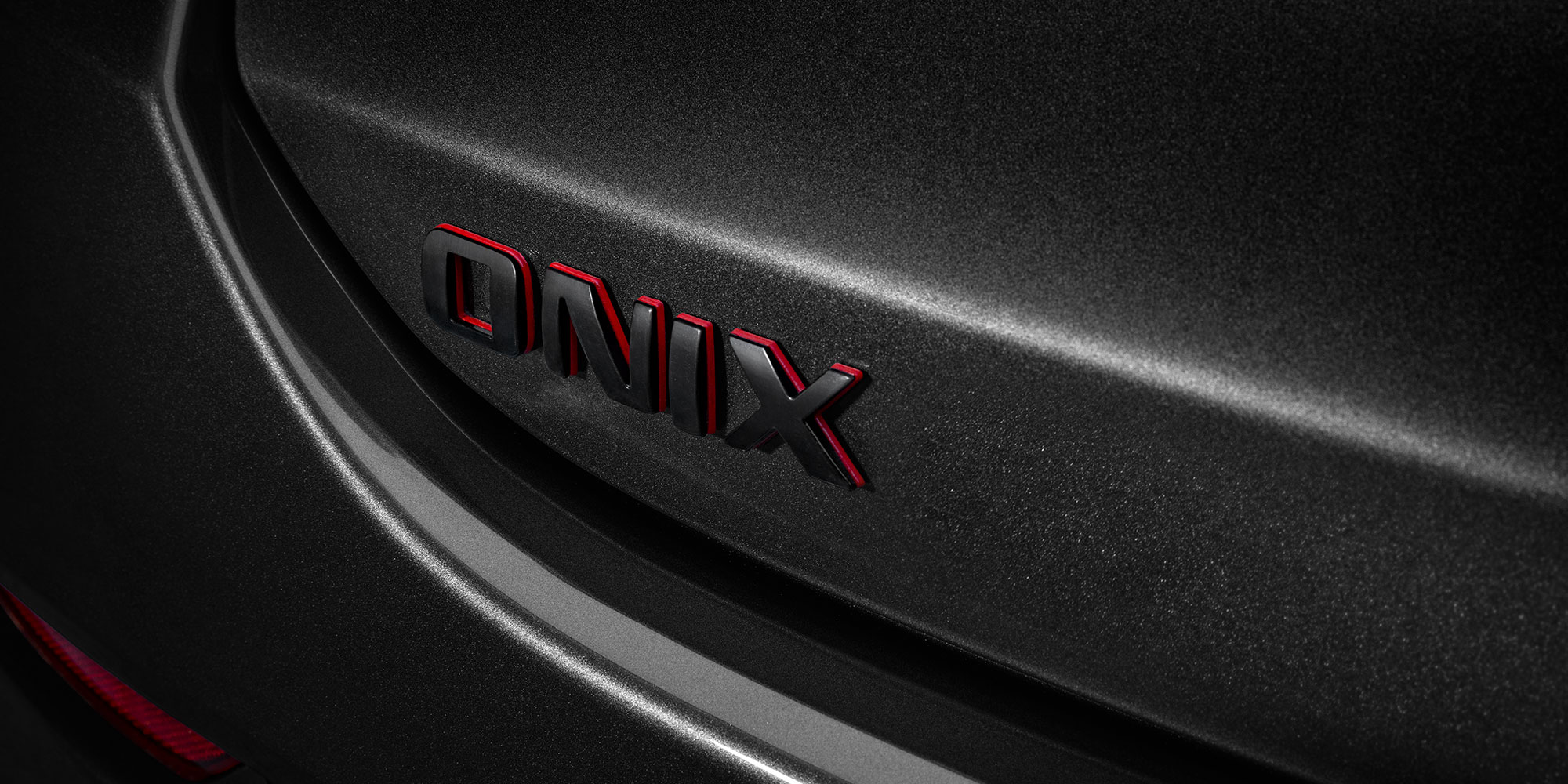 Emblema Onix con detalles en rojo